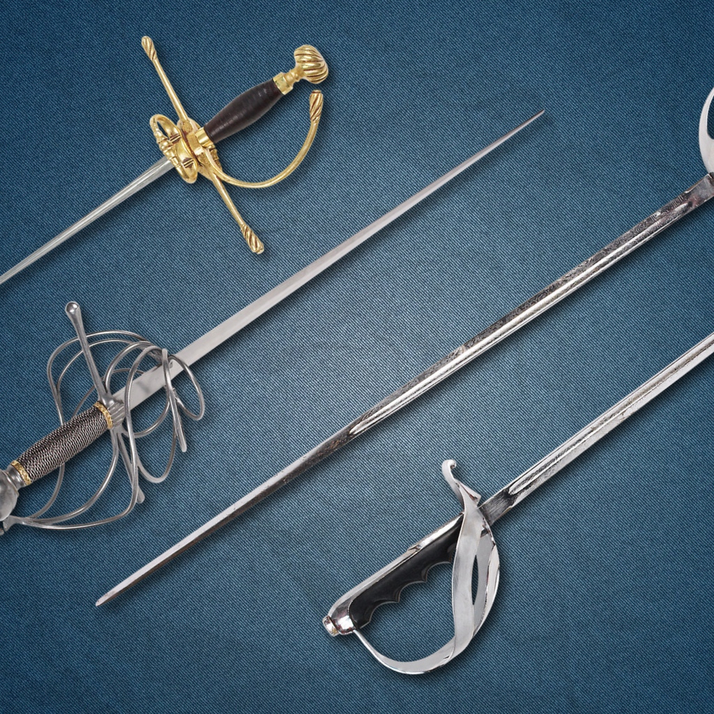 Шпаги и клинок на сером фоне