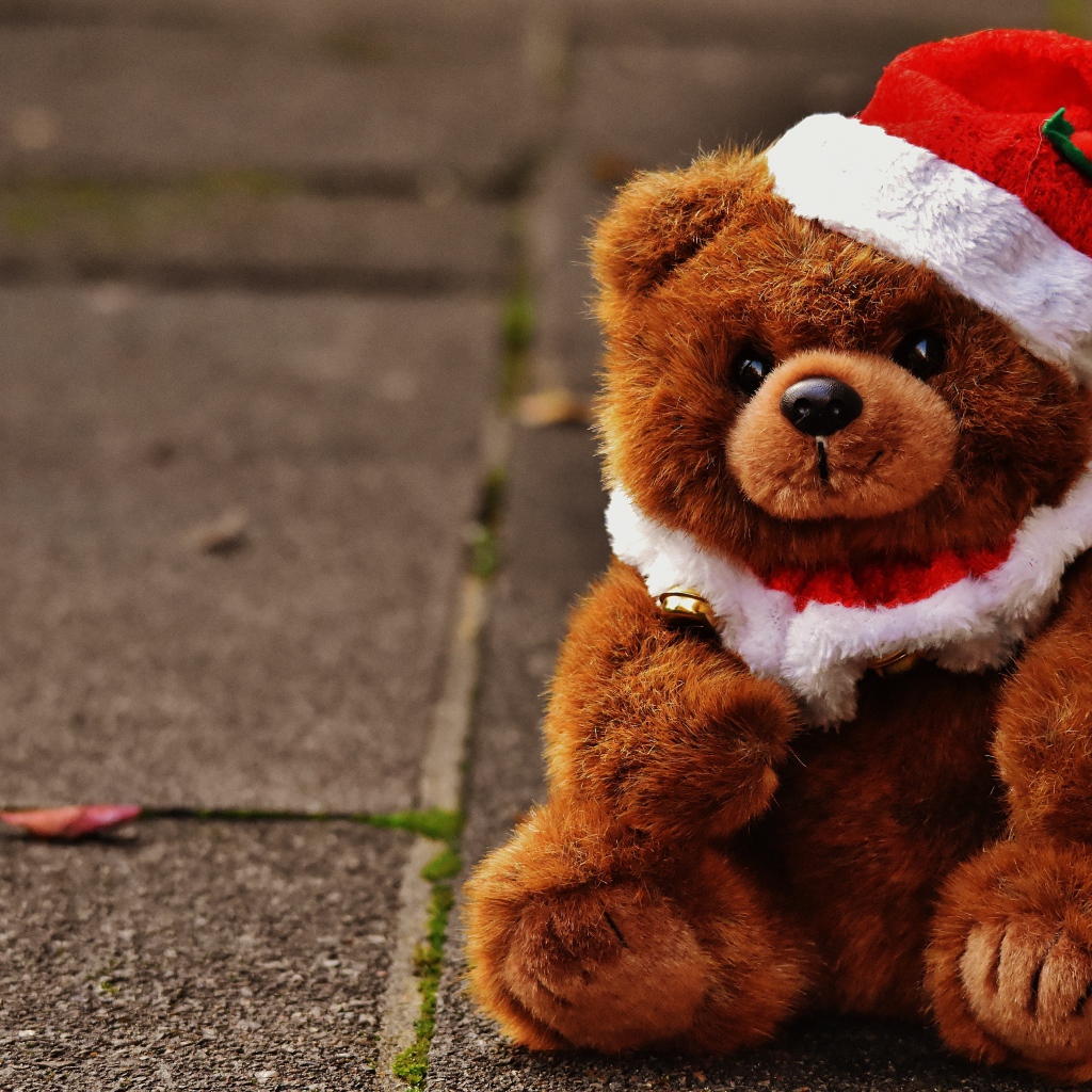Плюшевый мишка в новогоднем колпаке 