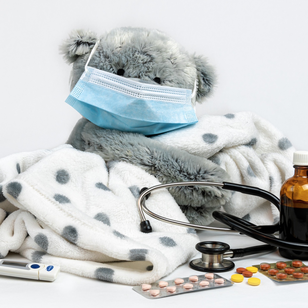 Плюшевый медведь в маске с таблетками