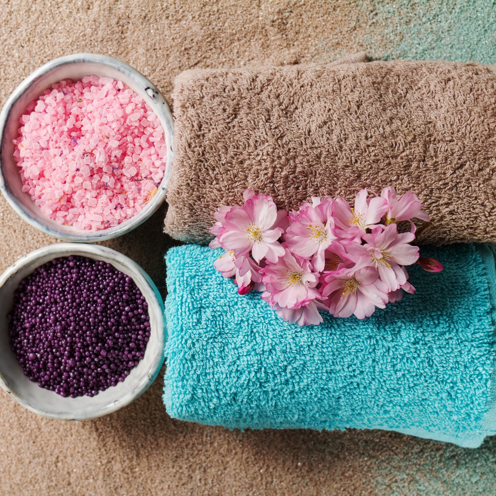 Два разноцветных полотенца и соль для ванн