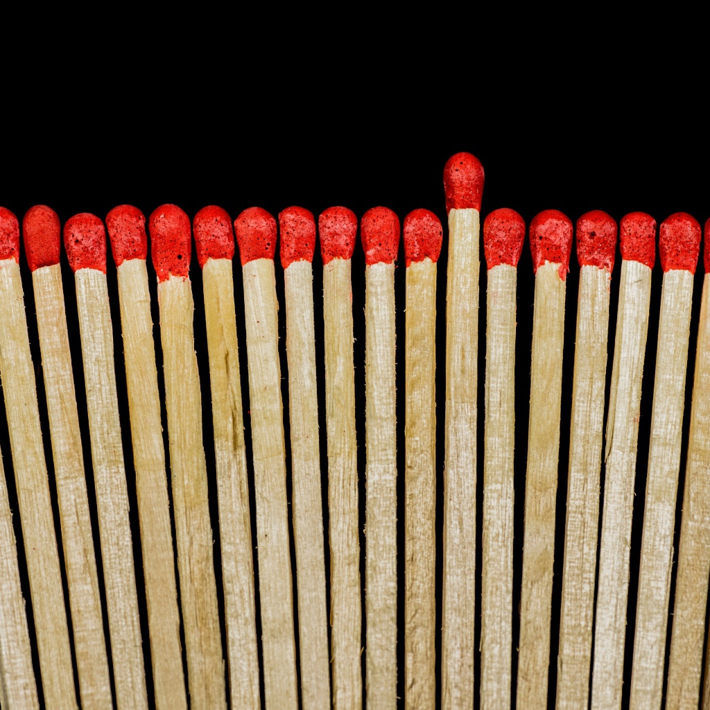 Деревянные спички с красной серой на черном фоне