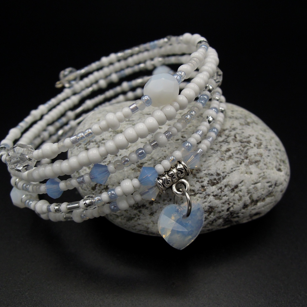 Браслет на руку с камнем на черном фоне