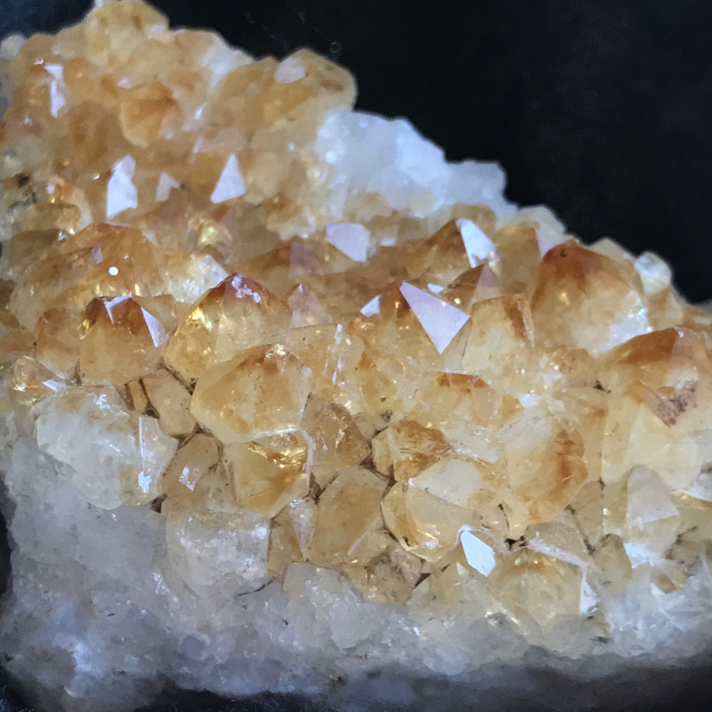 Кристаллы аметиста крупным планом