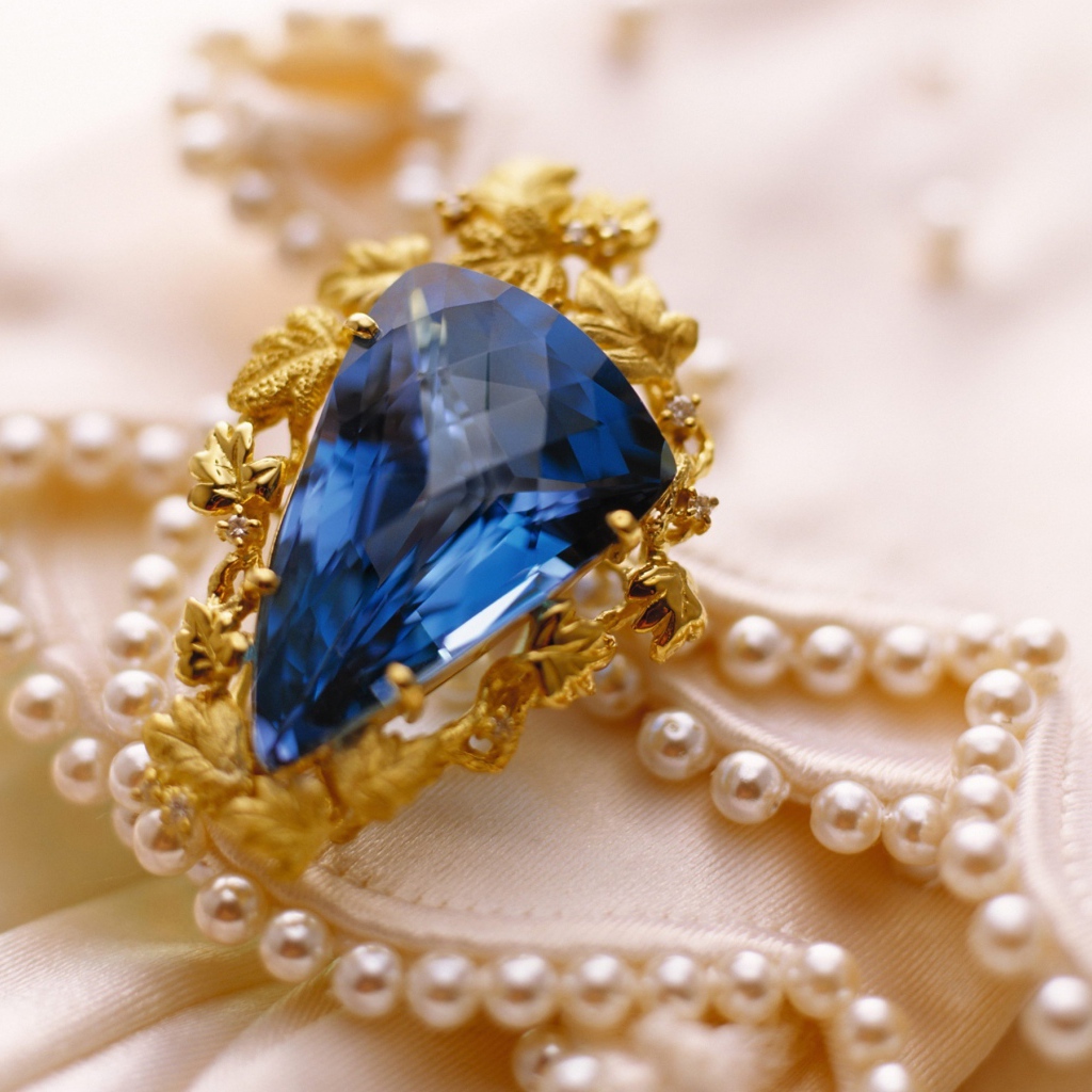Красивое украшение с синим камнем 