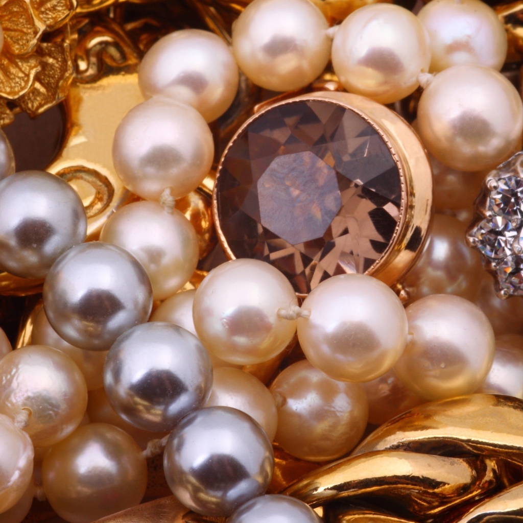 Много драгоценных камней и жемчуга