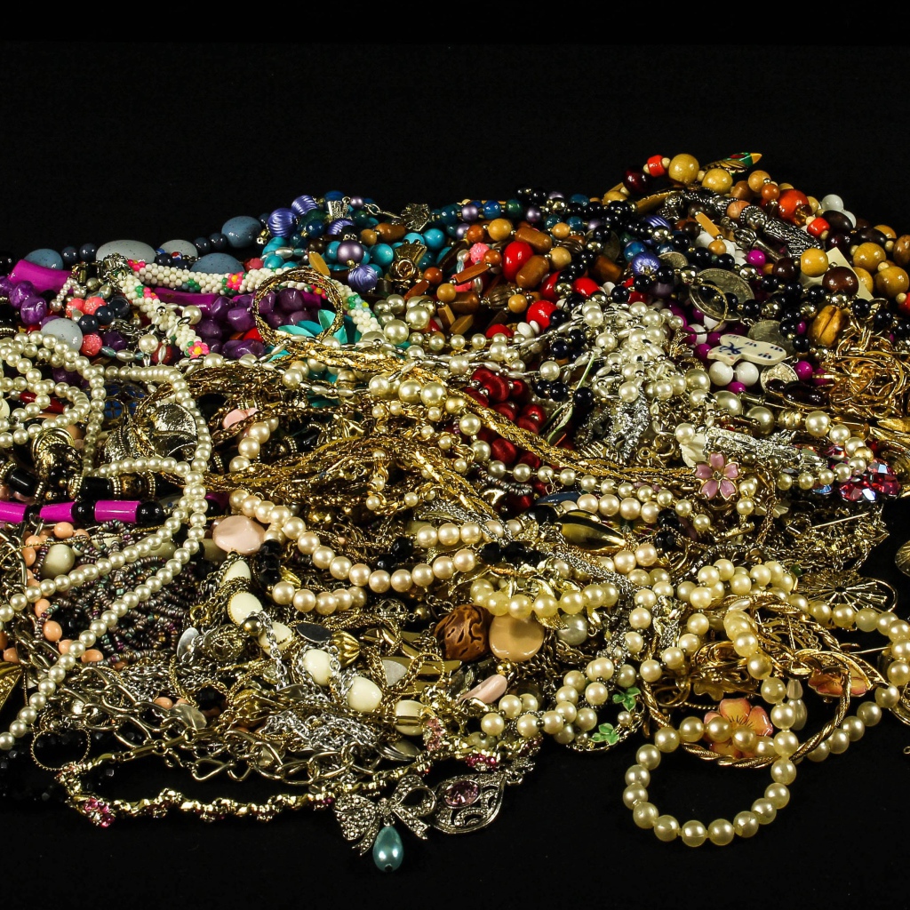 Много драгоценных ювелирных украшений на черном фоне