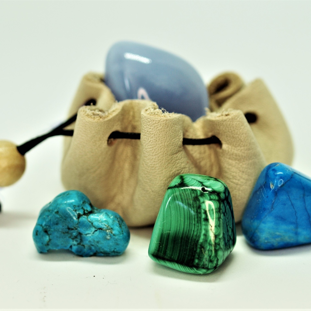 Натуральные камни бирюза на белом фоне