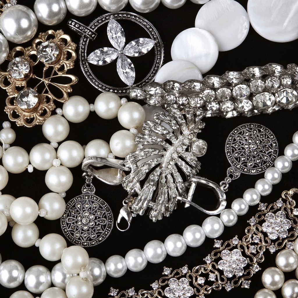 Жемчуг и драгоценности на черном фоне