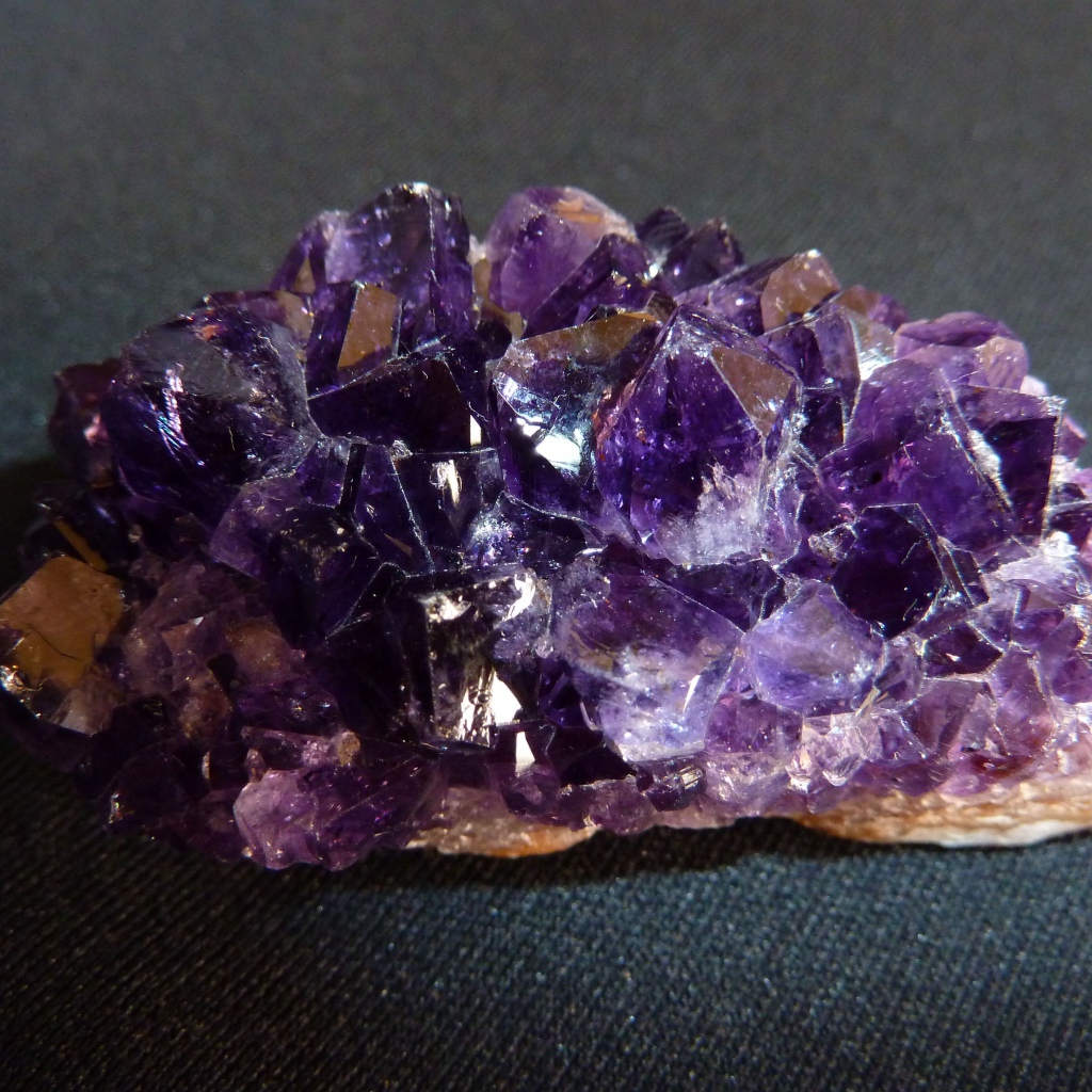 Фиолетовый драгоценный камень аметист