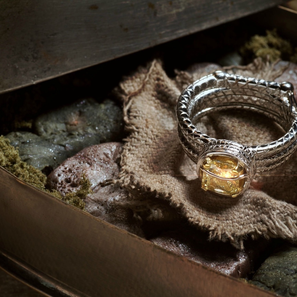 Серебряное кольцо с камнями в шкатулке