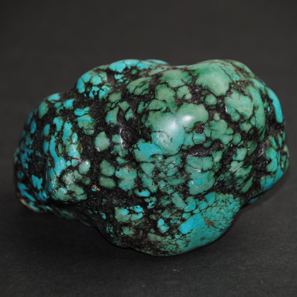 Драгоценный камень бирюзы на сером фоне