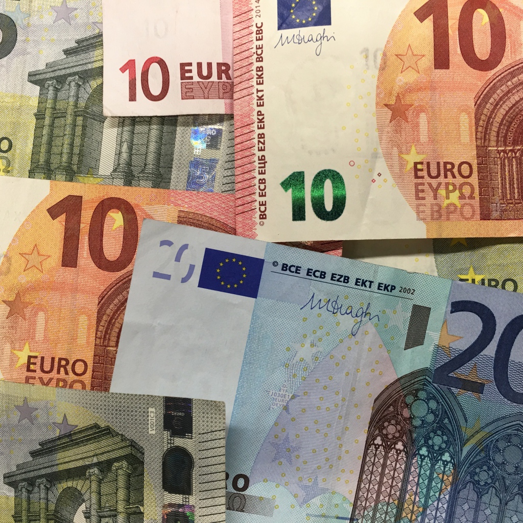 Разноцветные купюры евро крупным планом 