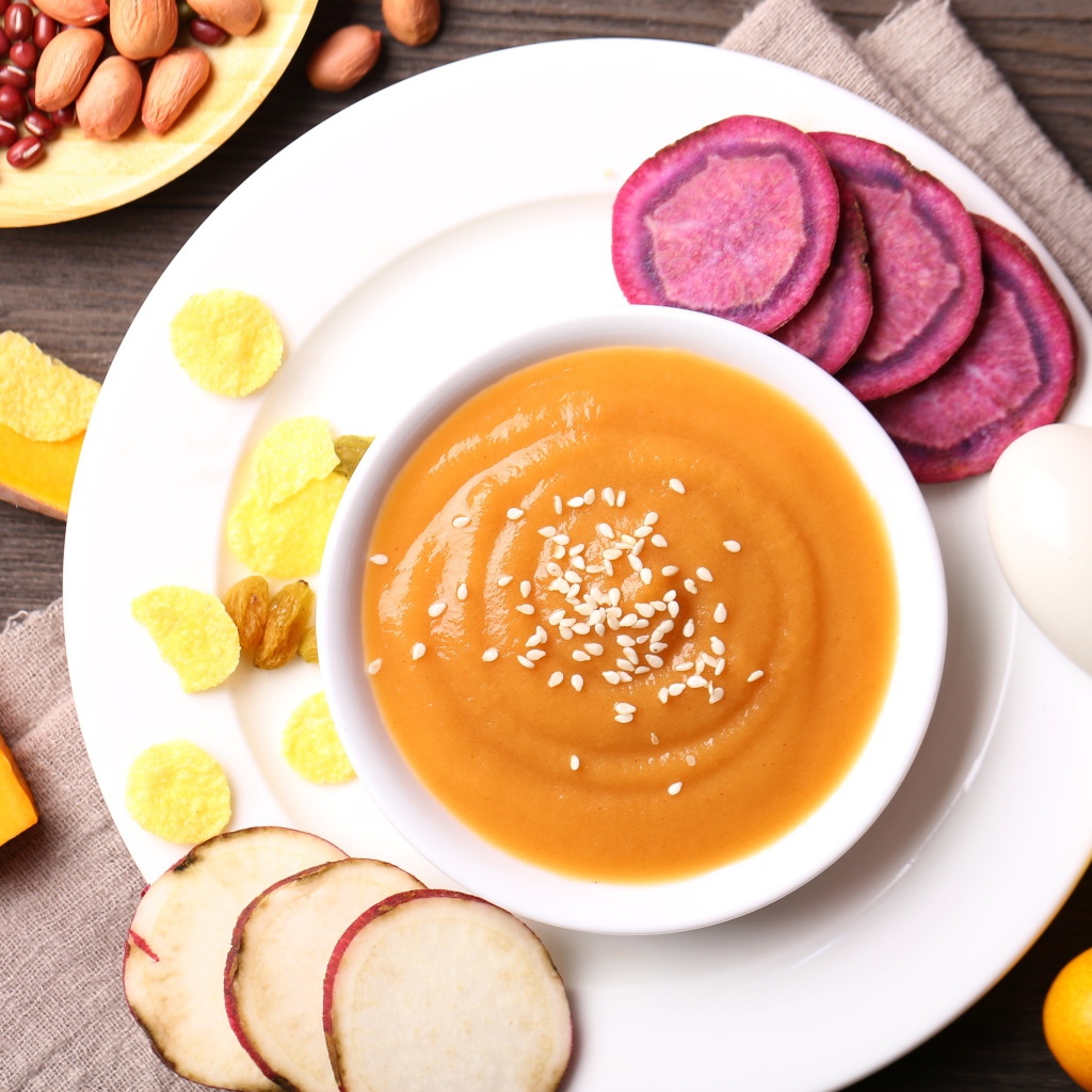 Тарелка пюре с овощами на завтак