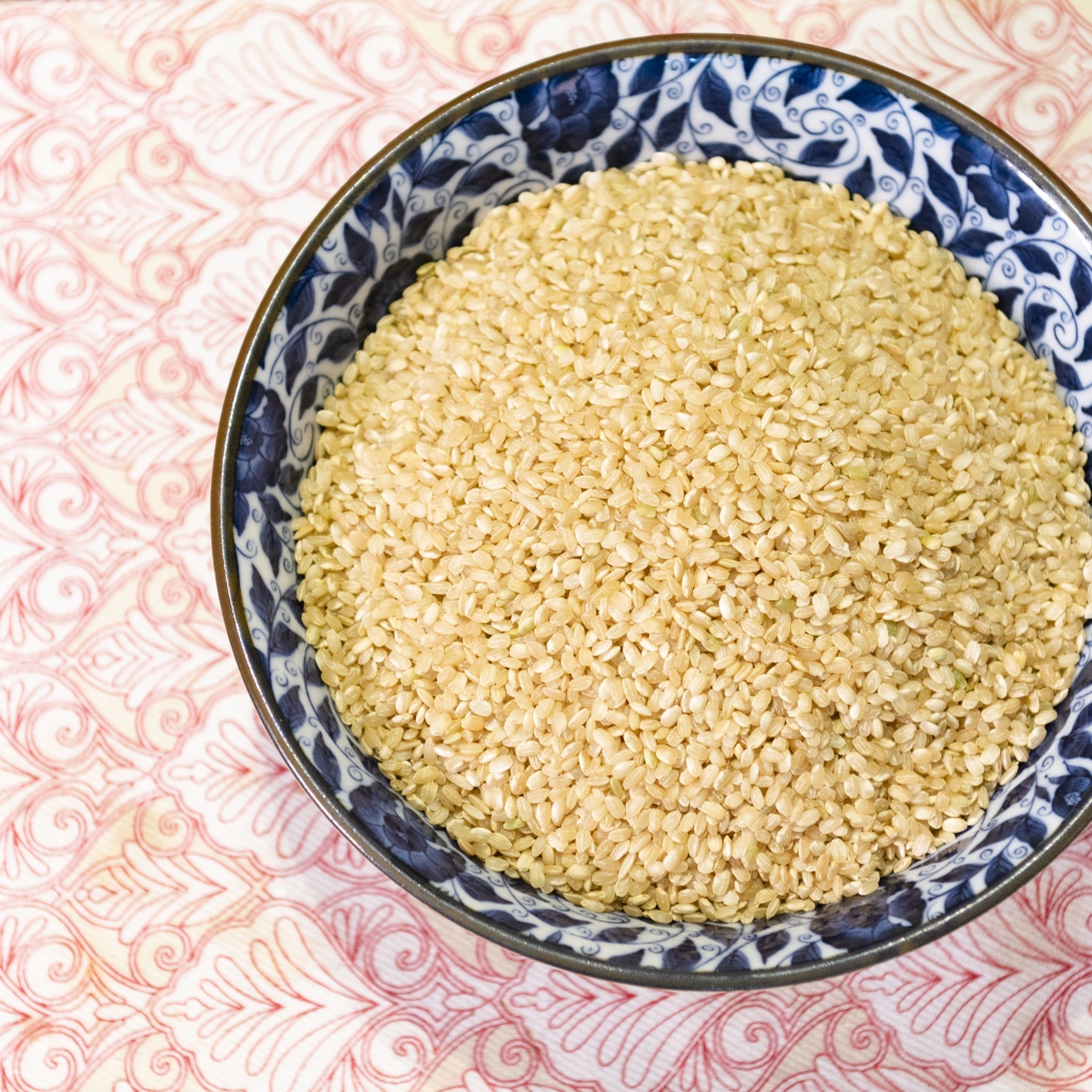 Тарелка кунжутных зерен на столе 