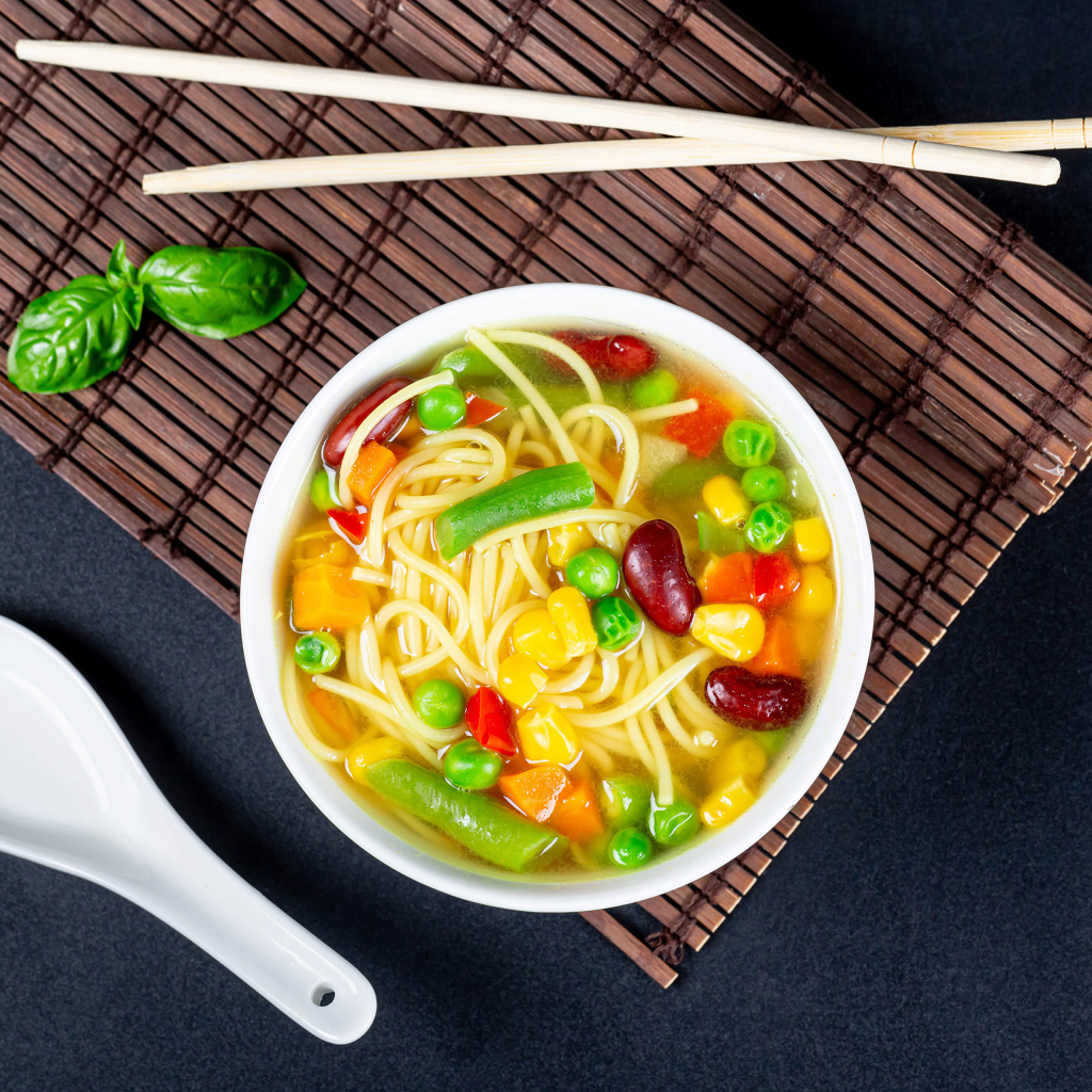 Аппетитный китайский суп с овощами