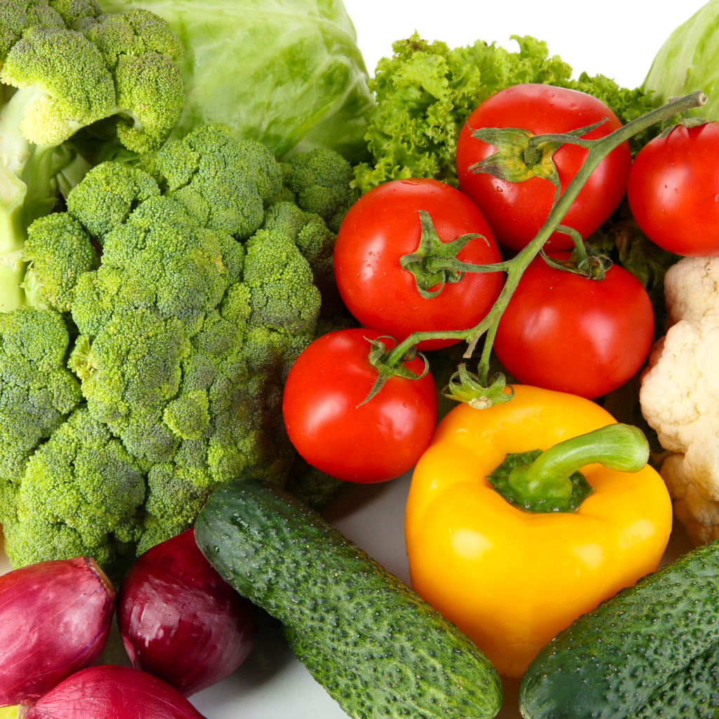 Аппетитные свежие овощи на белом фоне 