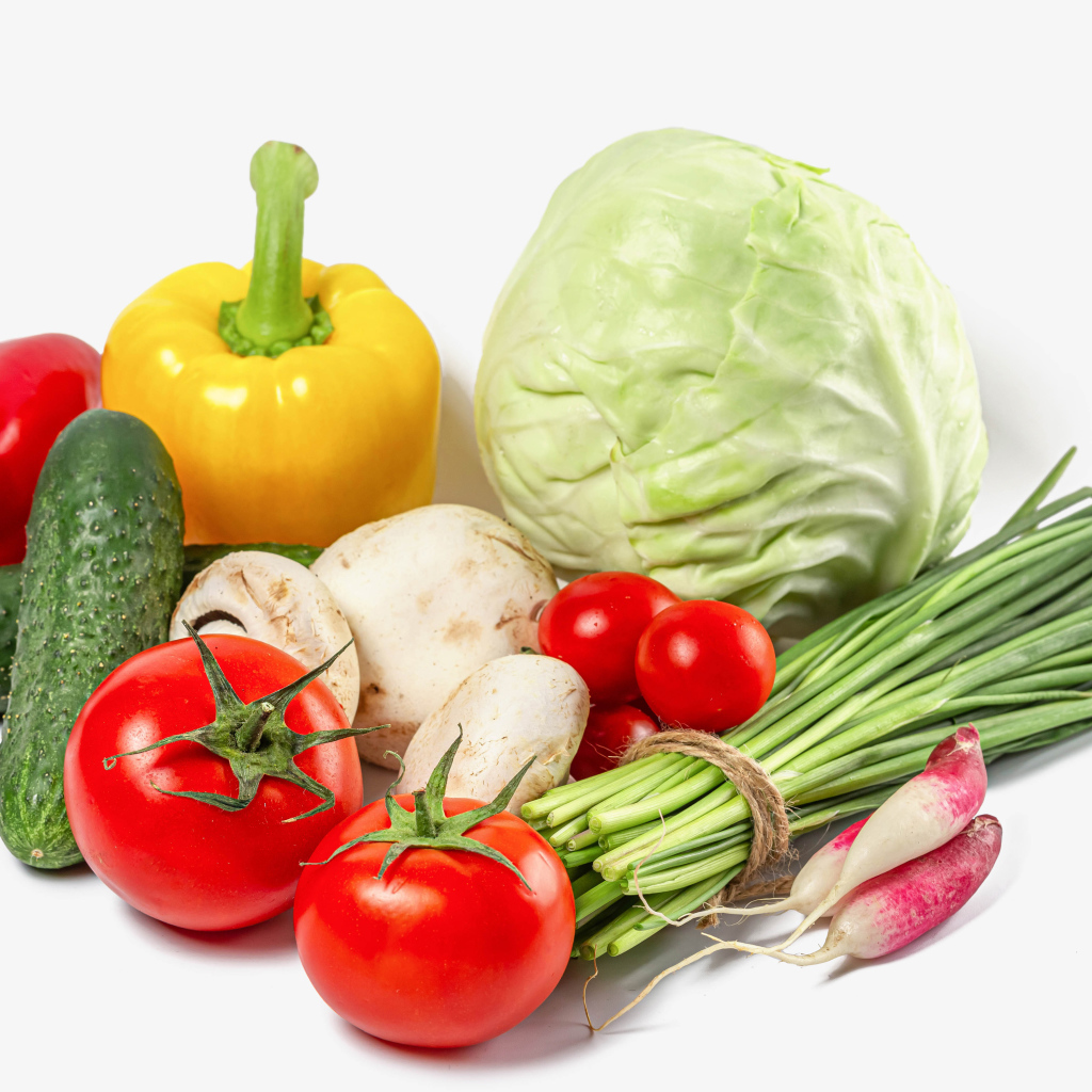 Аппетитные свежие овощи на белом фоне крупным планом