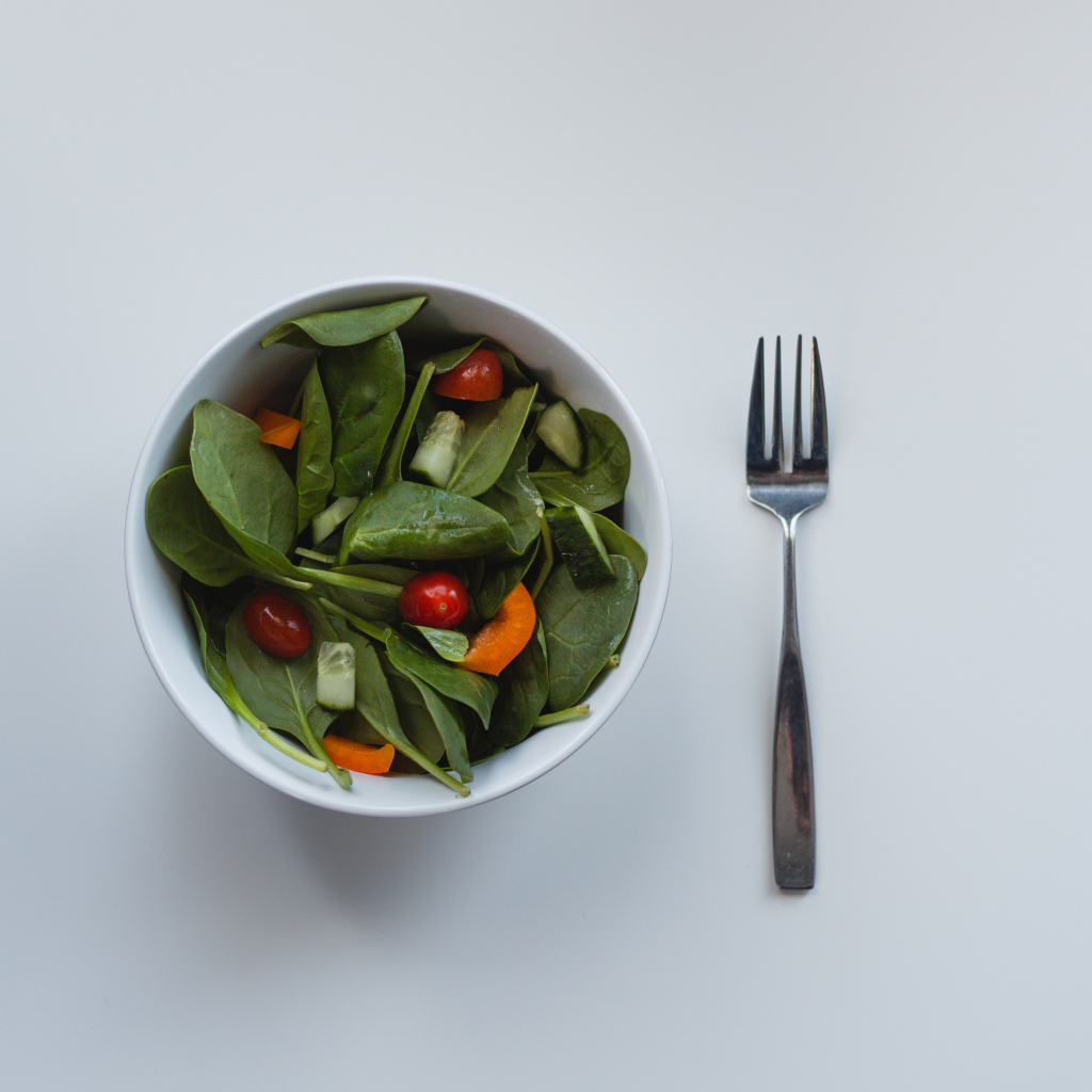 Салат из листьев базилика с огурцами и помидорами