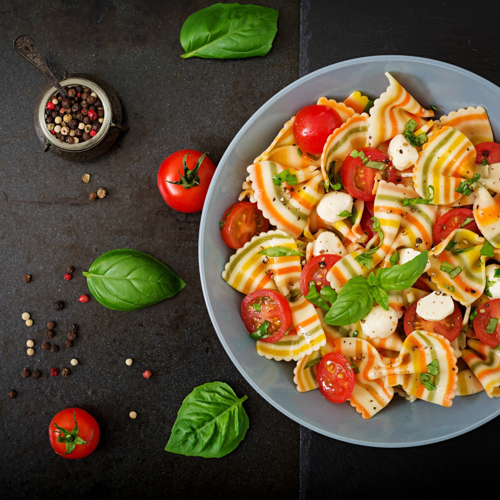 Красивые макароны бантики с помидорами 