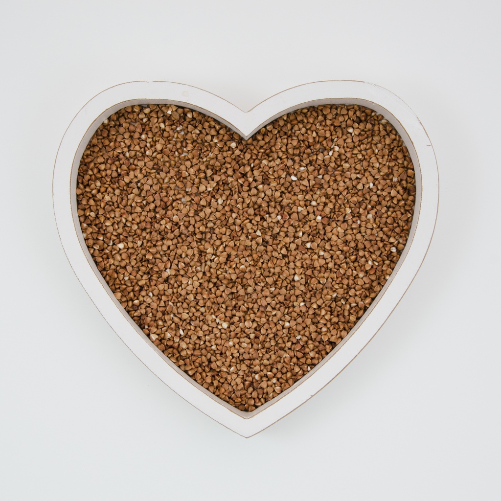 Большое белое сердце с гречневой крупой  