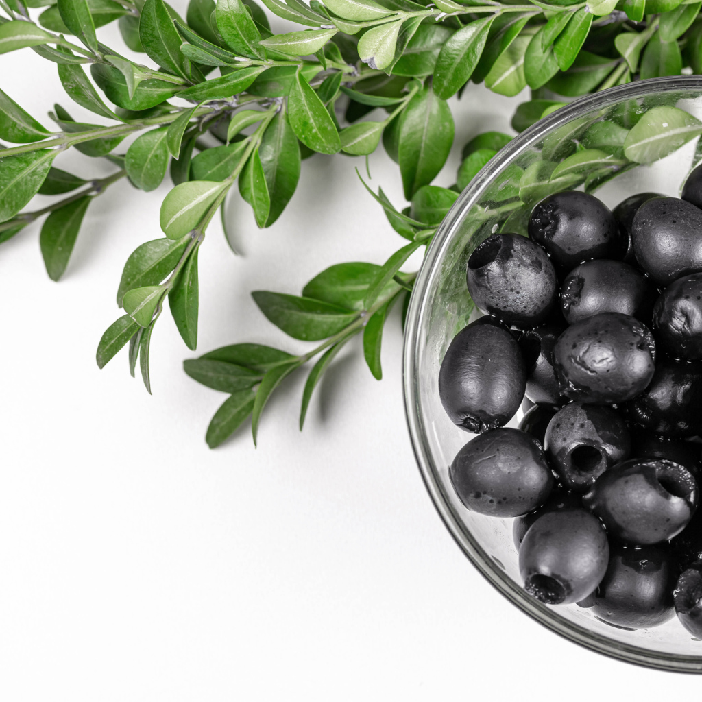 маслина белая. маслина белая. кипр оливки. маслина белая. маслины на белом фоне.