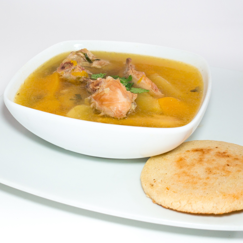 Куриный суп с лепешкой на столе