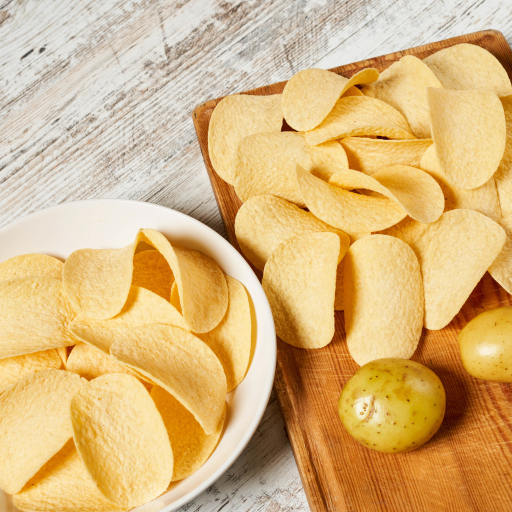 Чипсы на столе с картофелем 