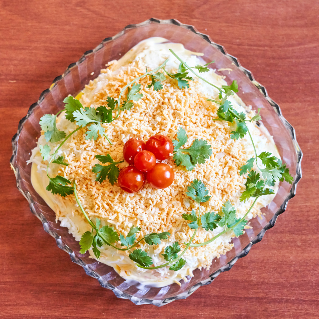 Хрустальная тарелка с салатом на столе