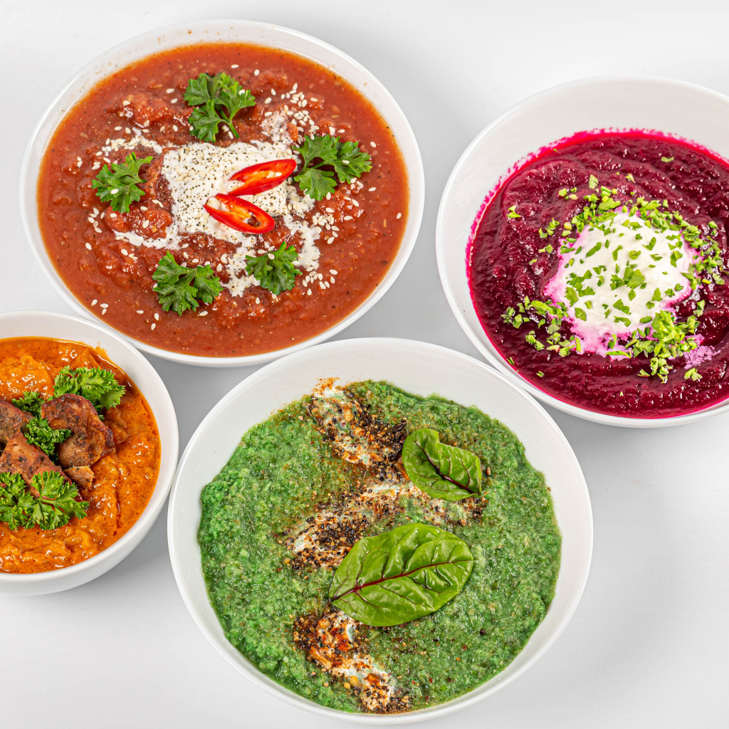 Разная икра из овощей на белом столе 