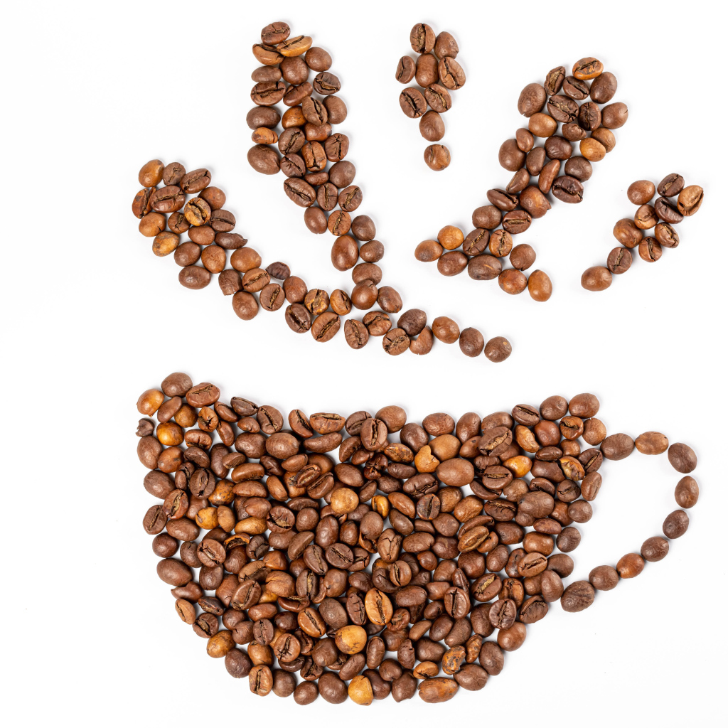 Рисунок из кофейных зерен на белом фоне 