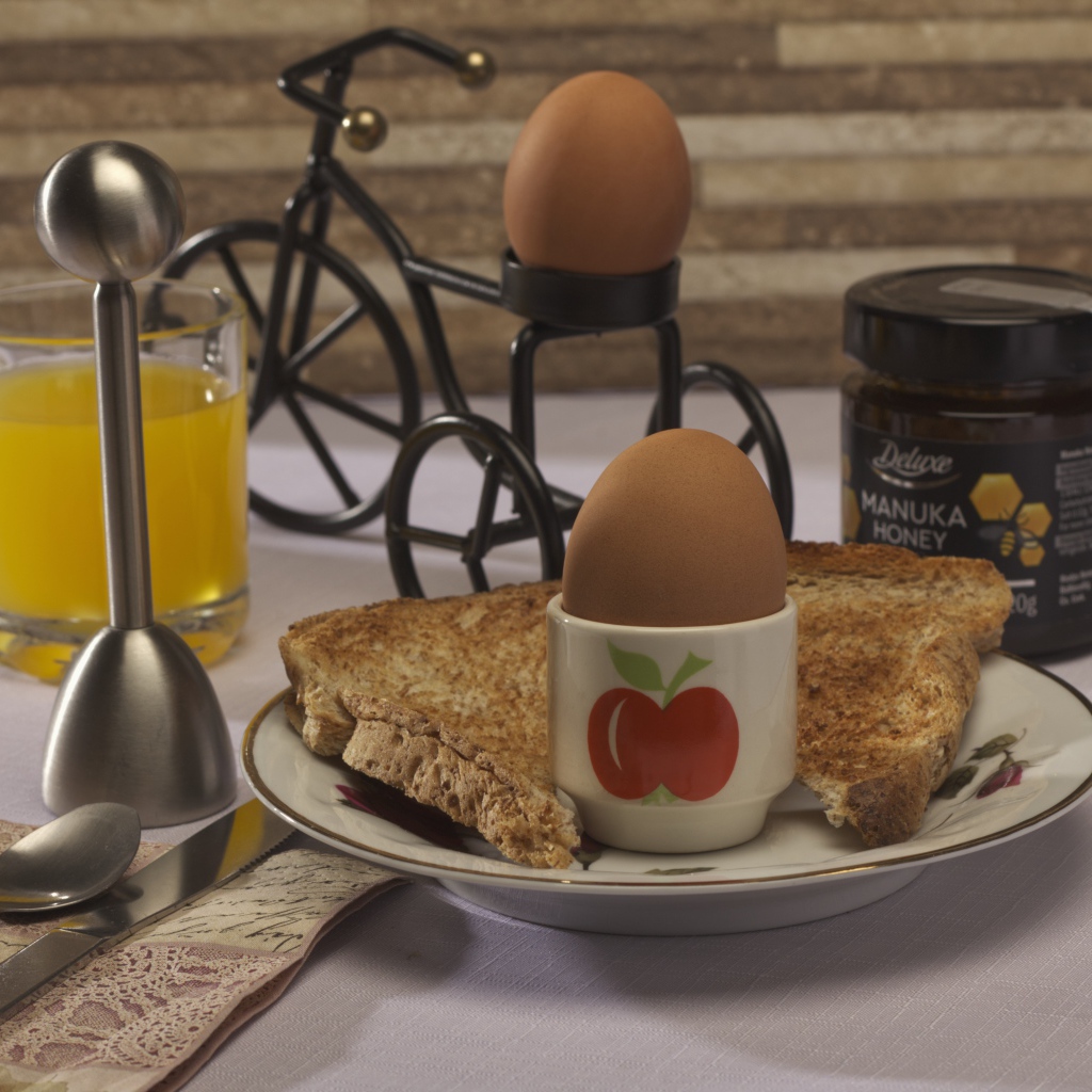 Яйца и хлеб с соком на завтрак 