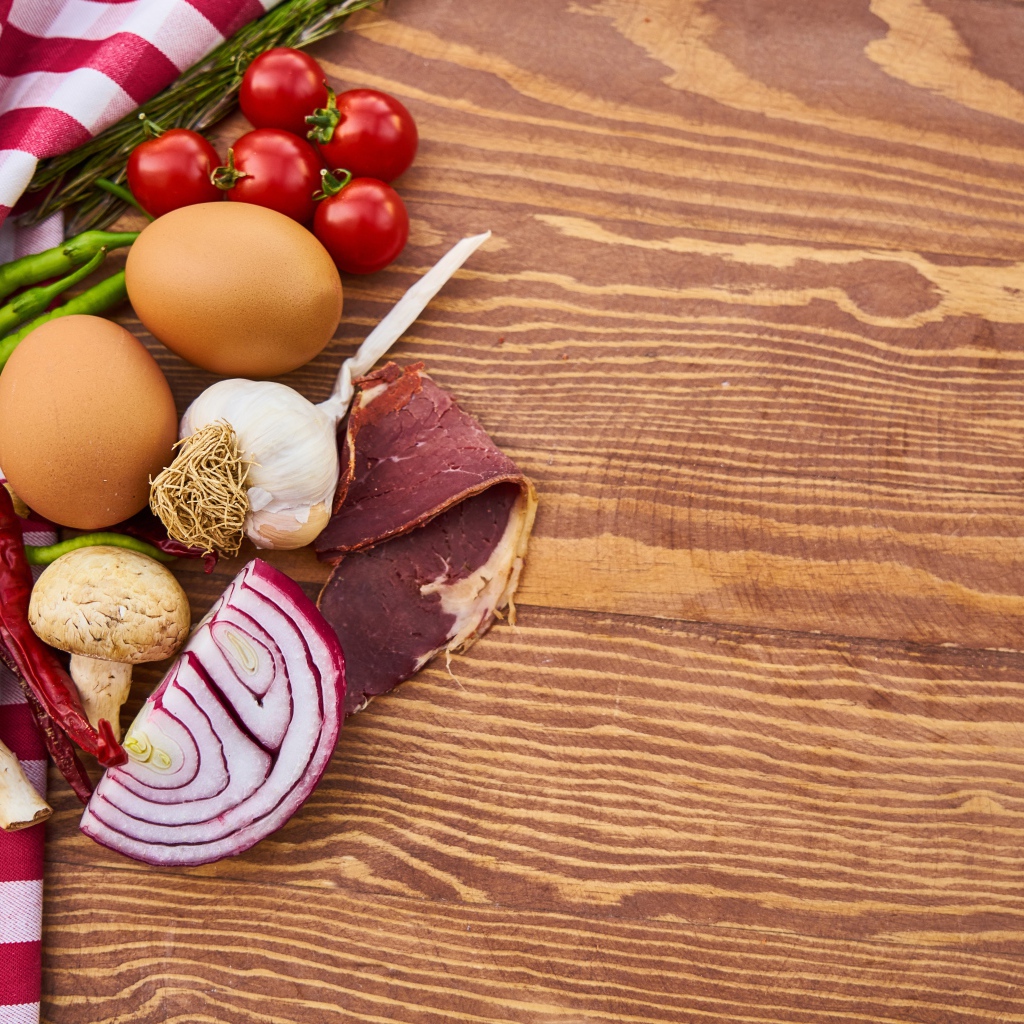 Яйца с овощами лежит на столе с полотенцем 