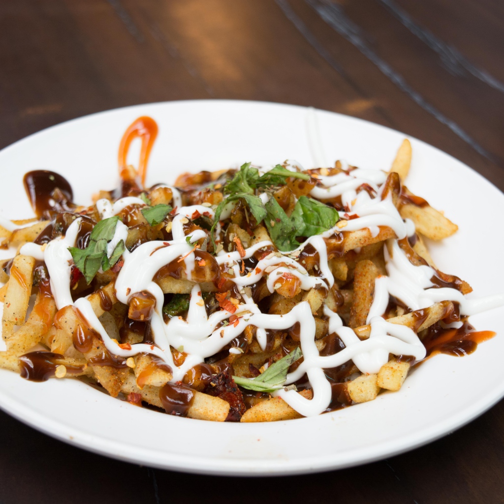 Картофель фри на тарелке с соусом и майонезом