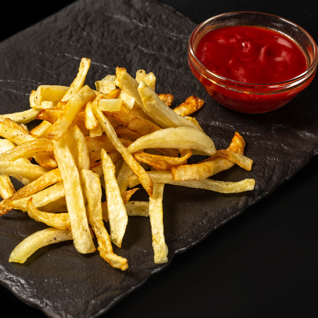 Картофель фри на каменной плите с соусом 