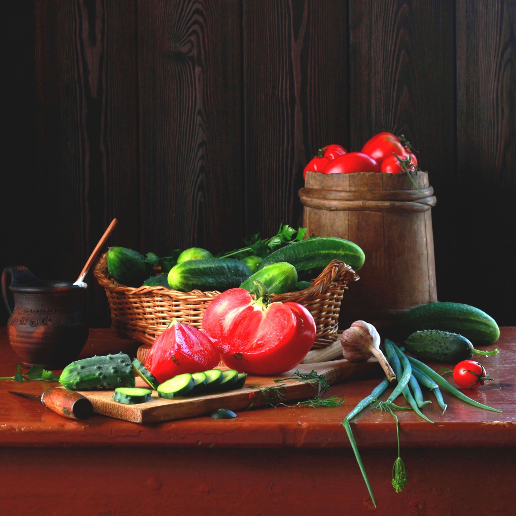 Свежие огурцы и помидора на столе с зеленым луком