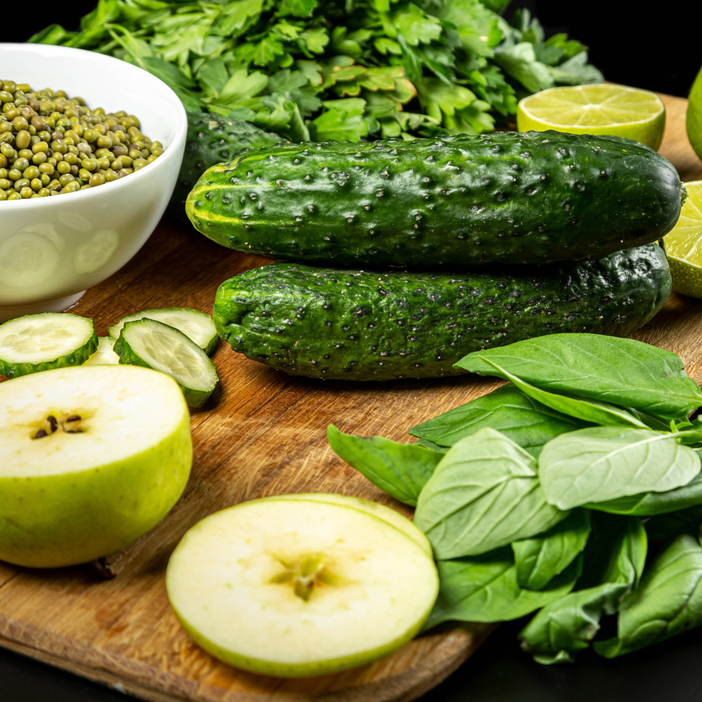 Свежие зеленые овощи и зелень на столе