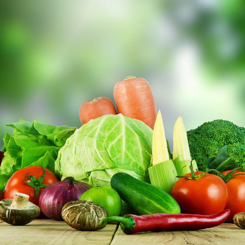 Свежие домашние овощи на столе 