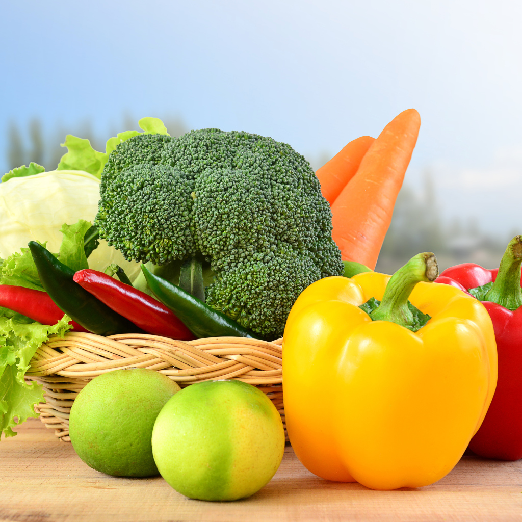 Свежий перец, брокколи и морковь на столе 
