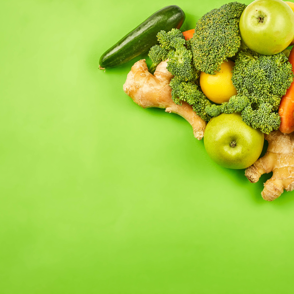 Свежие овощи на салатовом фоне
