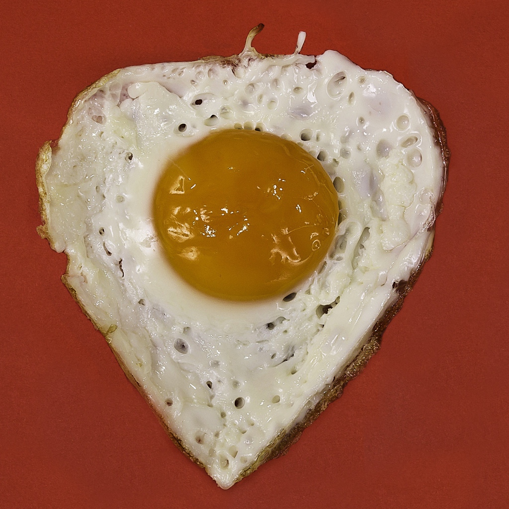 Яичница глазунья на красном фоне