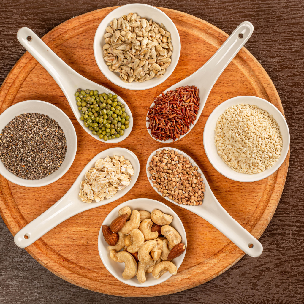 Зерна и орехи на доске на столе 