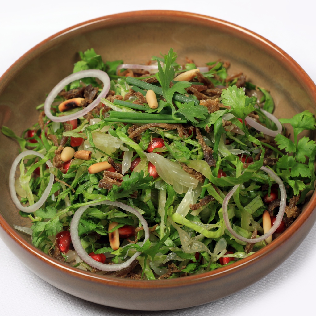 Салат из зелени с мясом на сером фоне