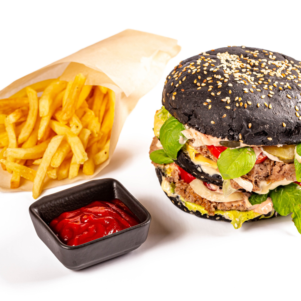 Гамбургер с картофелем фри и кетчупом на белом фоне