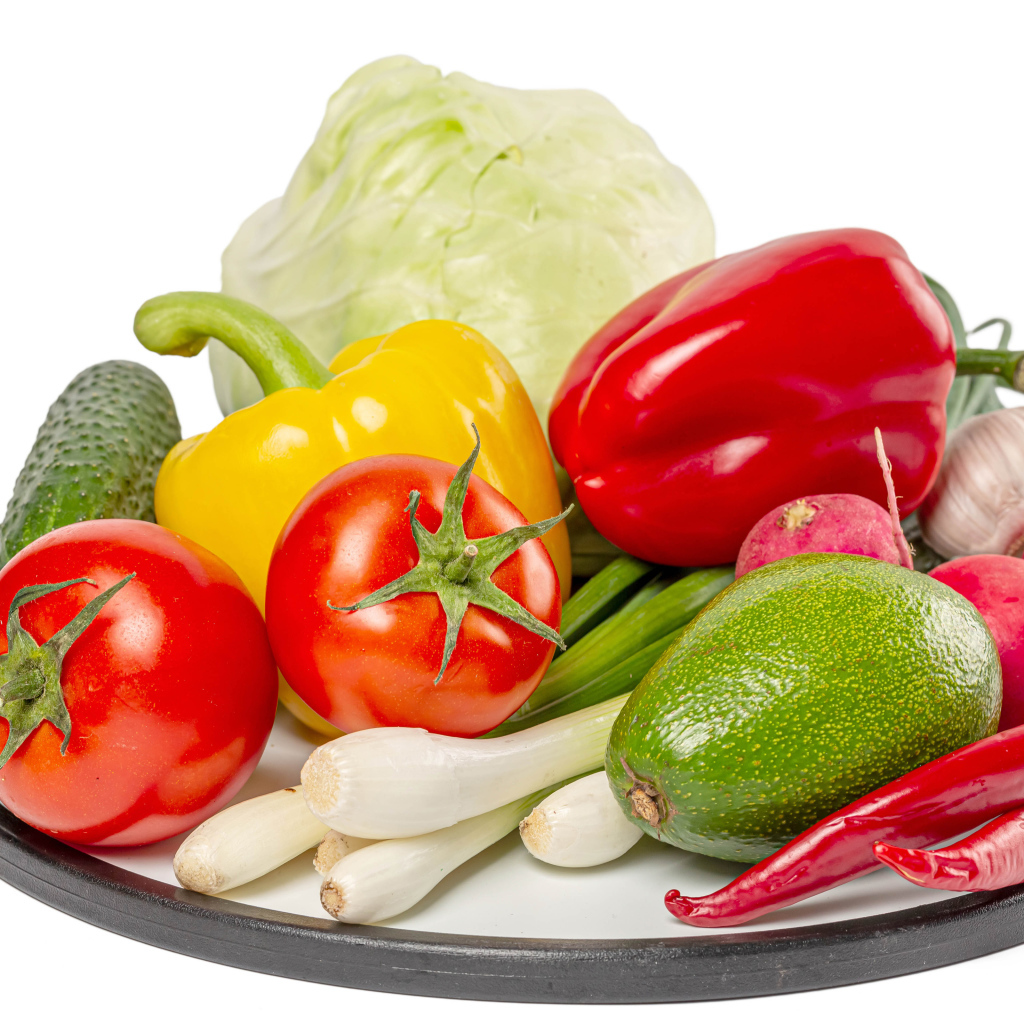 Домашние овощи  на тарелке на белом фоне