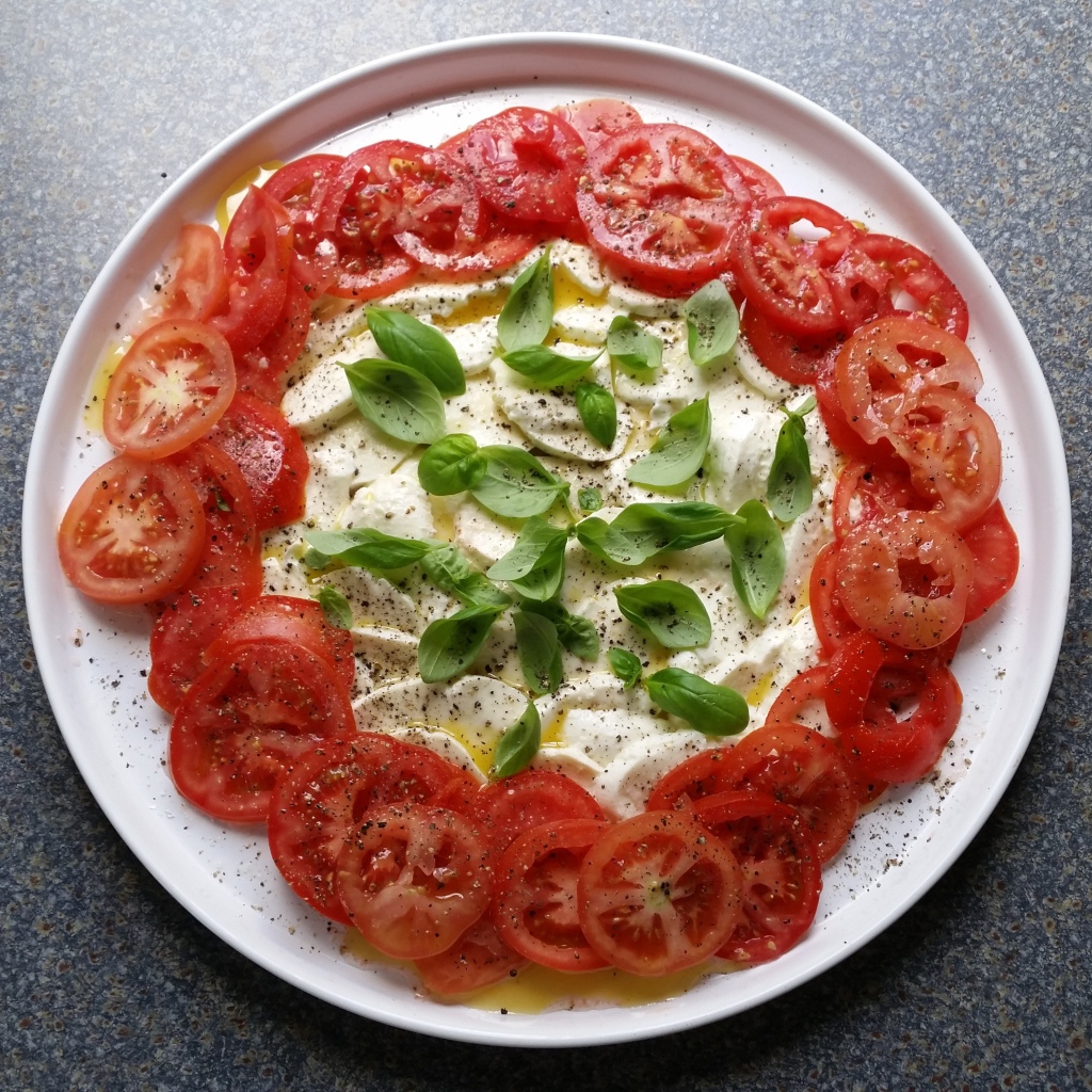 Итальянский сыр моцарелла с помидорами и базиликом