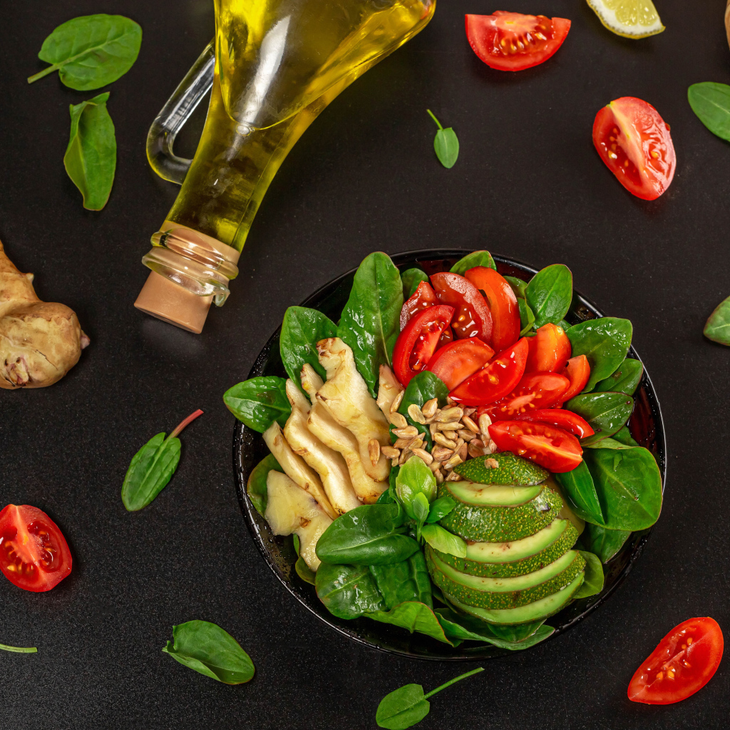 Топинамбур с листьями базилика, авокадо и помидорами 