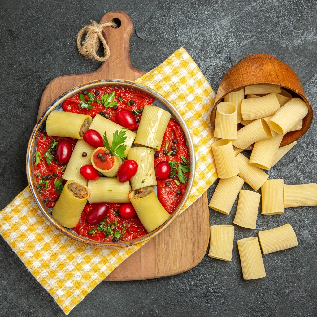 Большая паста с фаршем и соусом в тарелке 