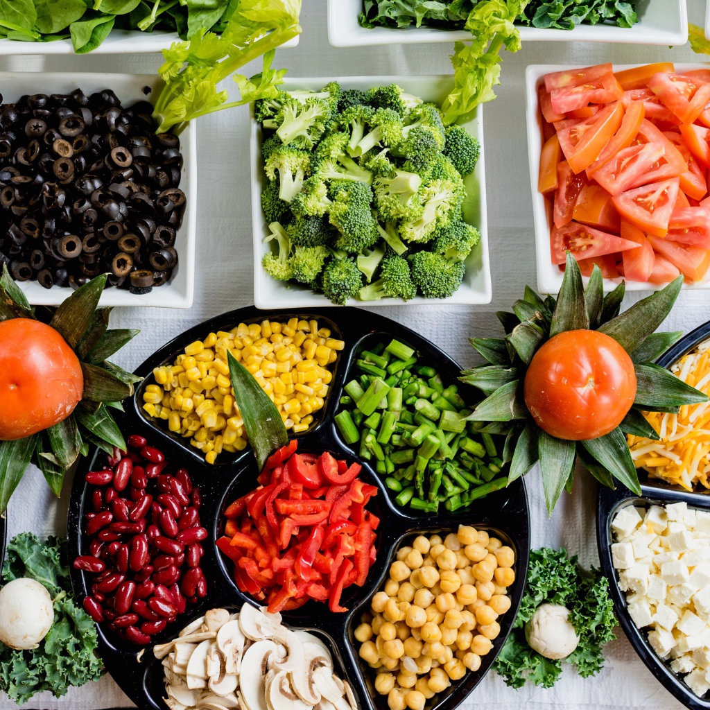 Много вкусных свежих овощей на столе 