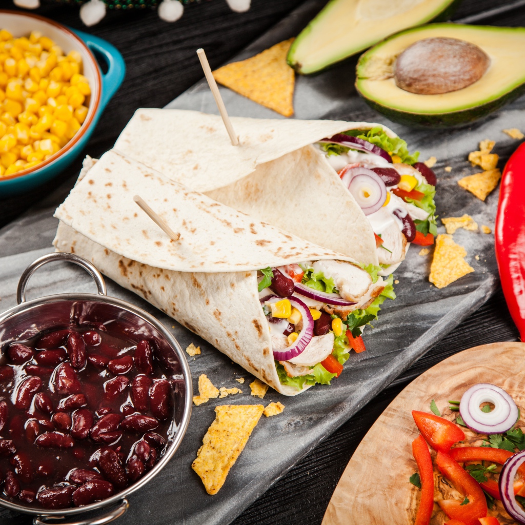 Мексиканский фаст фуд на столе