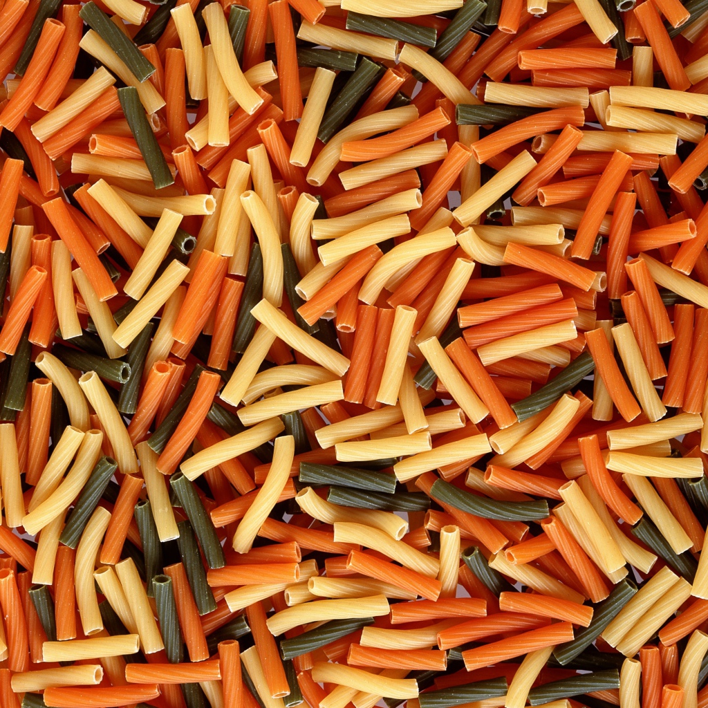 Разноцветные макароны крупным планом